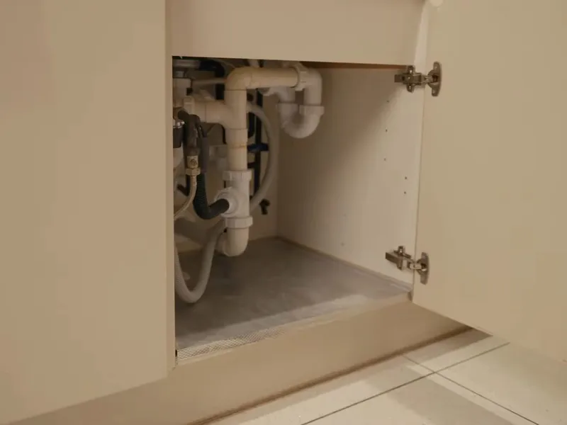 Under-sink reverse osmosis filters and tubing for Shutting off the main water valve